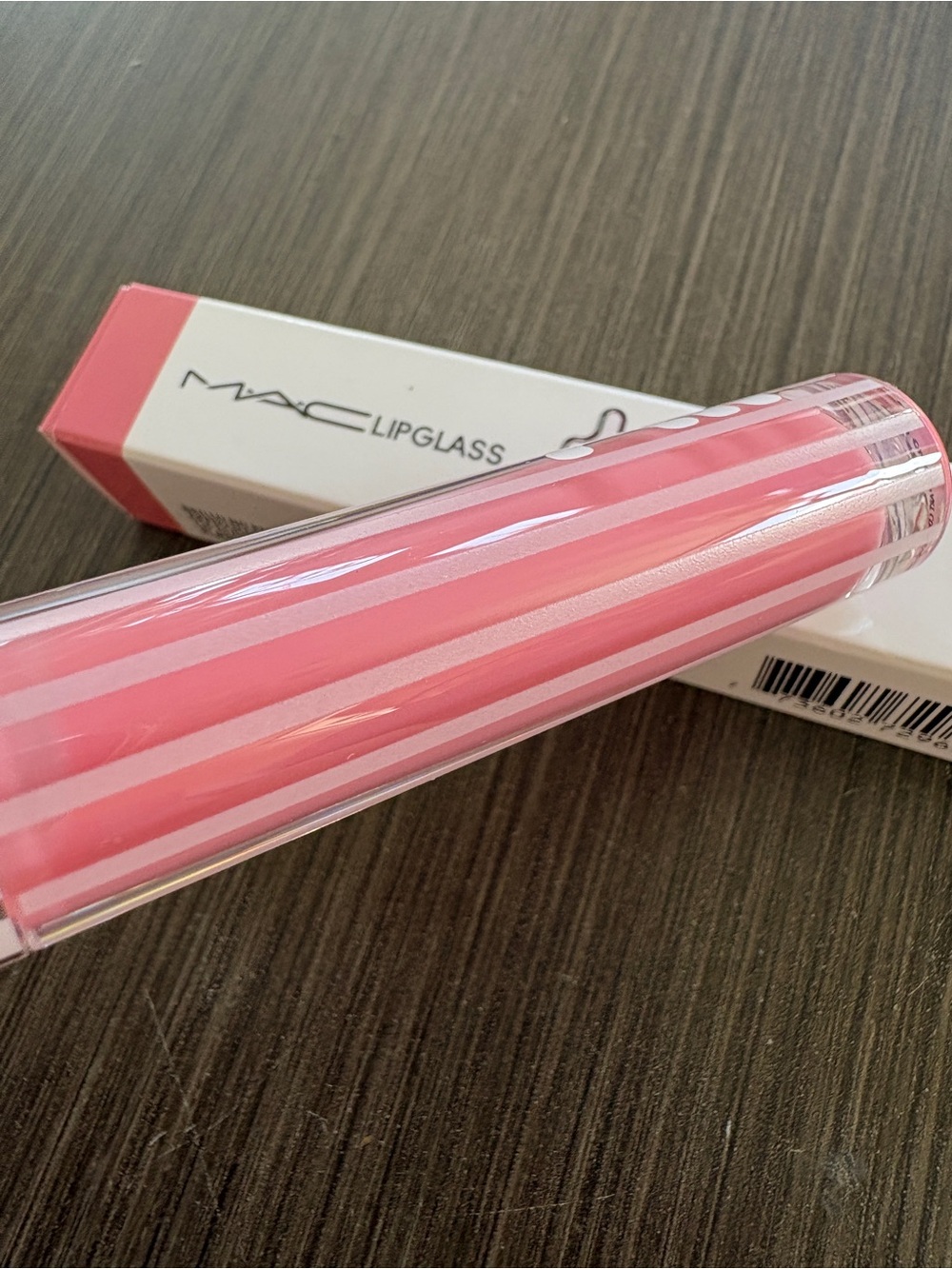 MAC Lipglass Air Snobbish - Picture 3 of 10
